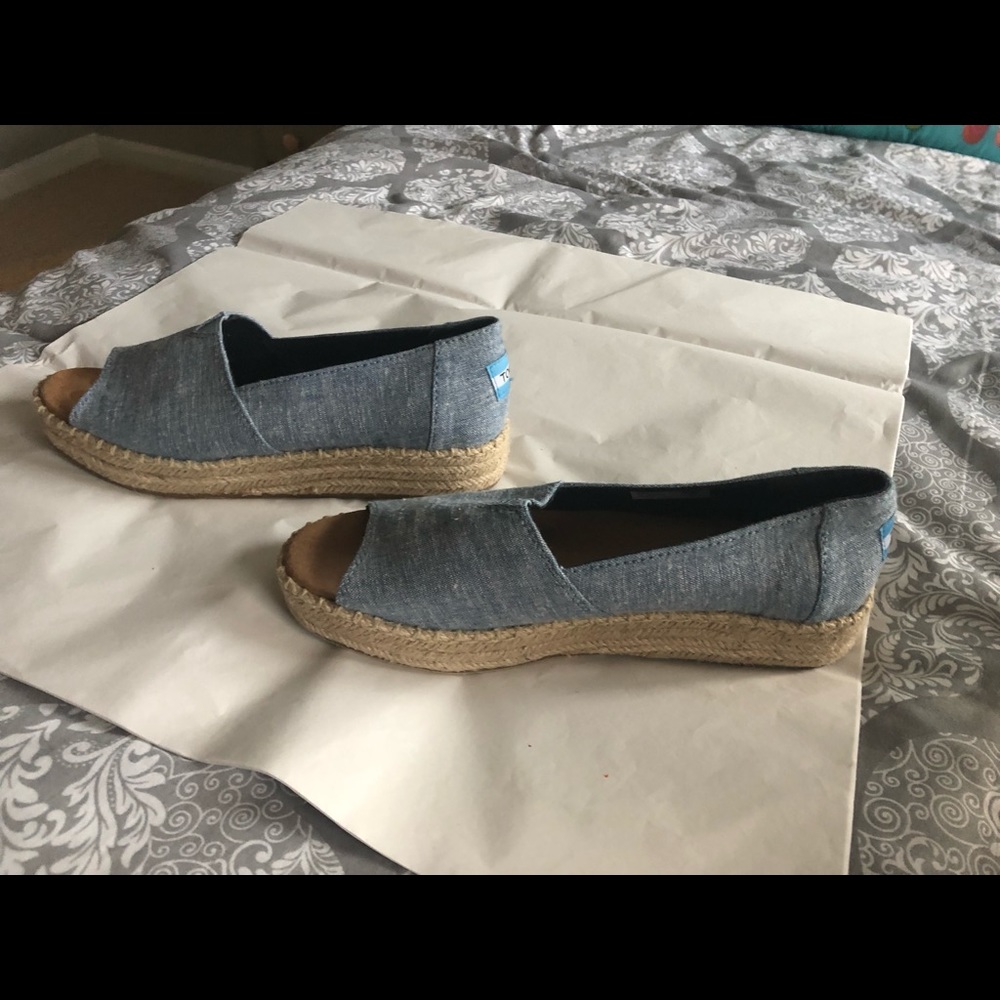 Toms canvas shoes. Never worn